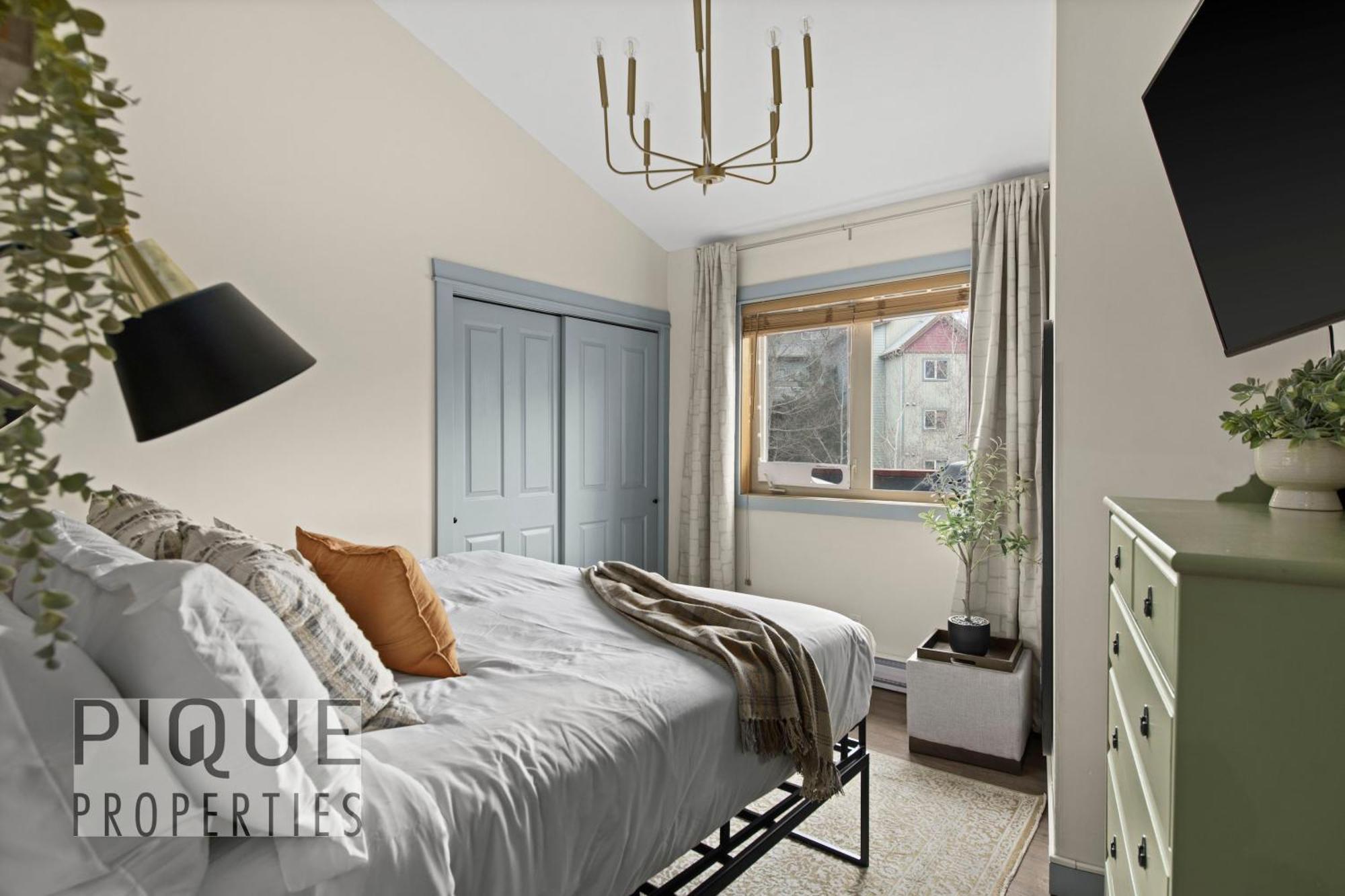 Mountain Loft Retreat, Heated Pool & Hot Tub, Ug Parking, Balcony, Wifi! Apartment แคนมอร์ ภายนอก รูปภาพ
