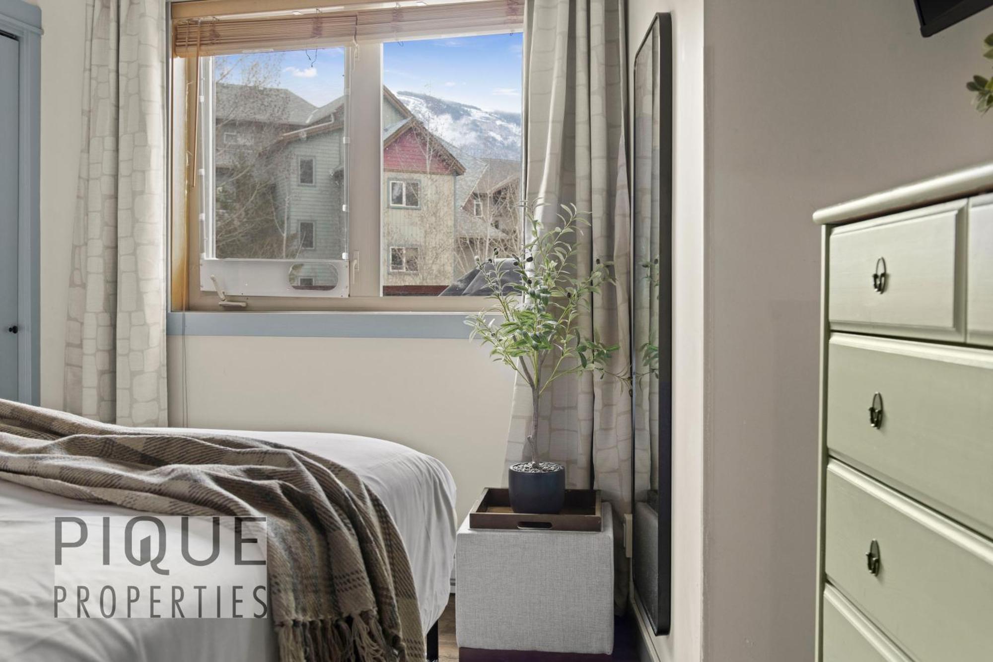 Mountain Loft Retreat, Heated Pool & Hot Tub, Ug Parking, Balcony, Wifi! Apartment แคนมอร์ ภายนอก รูปภาพ